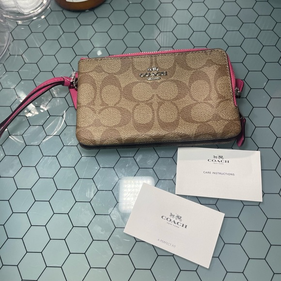 Coach Wristlet - Picture 4 of 5